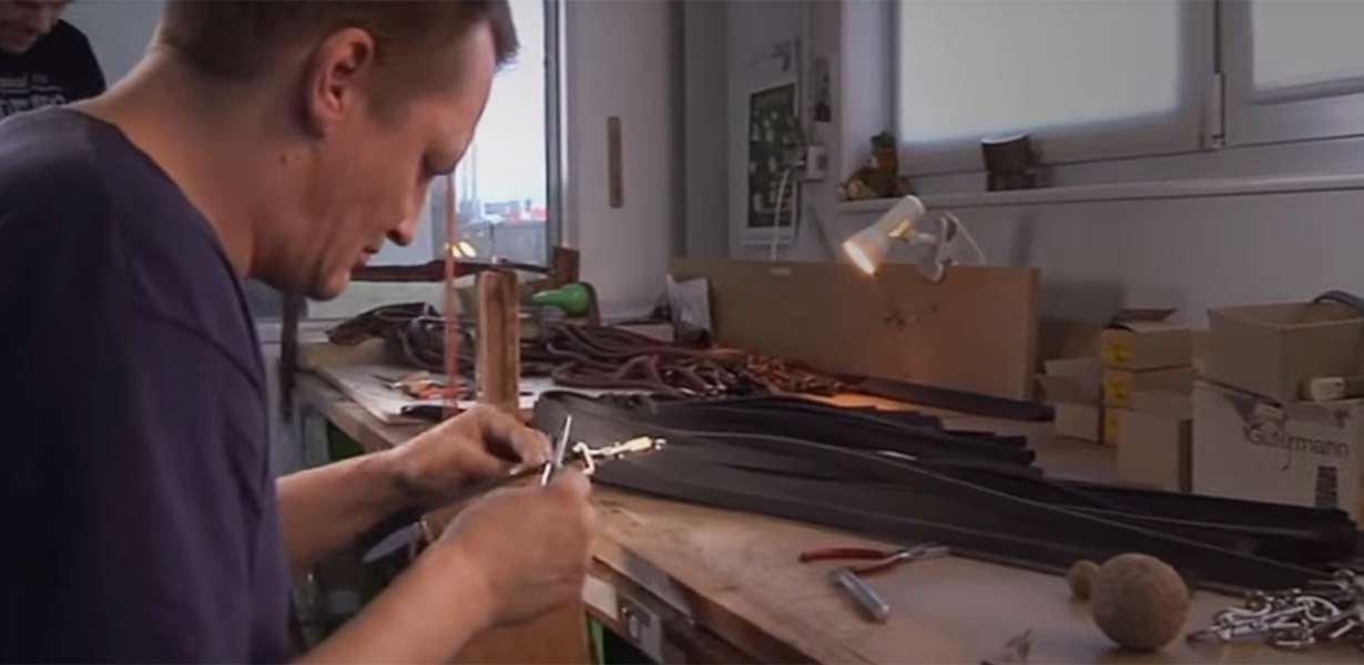 AKAH Würger mit Begrenzung aus Ölleder – Bild 2